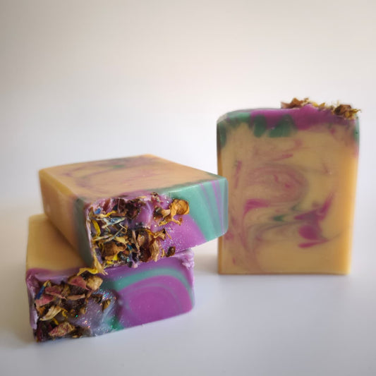 Flower Child Goat Milk Soap is a natural, cold‑processed goat milk soap handcrafted in South Africa with May Chang, Mint, and Bulgarian Lavender. Moisturising, uplifting, and beautifully swirled in purple‑pink and peacock green.