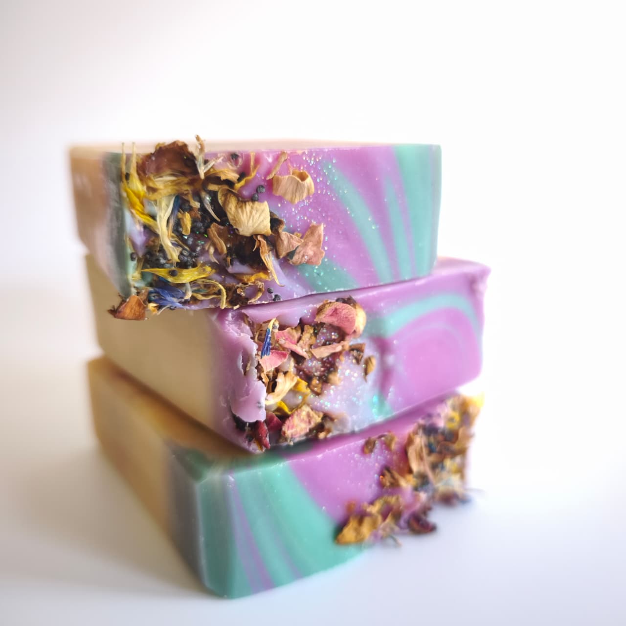 Flower Child Goat Milk Soap is a natural, cold‑processed goat milk soap handcrafted in South Africa with May Chang, Mint, and Bulgarian Lavender. Moisturising, uplifting, and beautifully swirled in purple‑pink and peacock green.